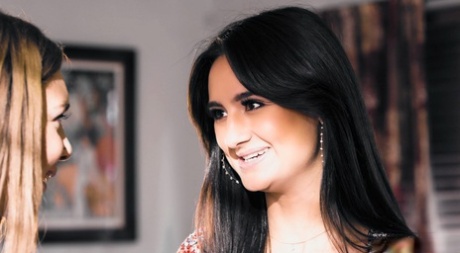 Девушки-лесбиянки собираются вместе для женского секса втроем на диване картинка 3