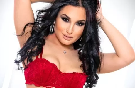 Сексуальная брюнетка Габи Палтрова скрещивает свои обтянутые нейлоном ножки в своих прелестных туфельках картинка 5