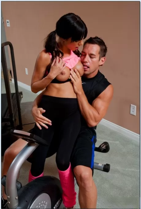 Невероятная красотка Джиа Димарко трахается со своим спортивным инструктором картинка 3