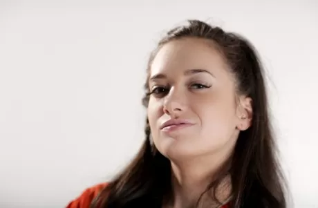 Одинокая девушка Джиа Пейдж сбрасывает свою тюремную одежду, чтобы раздеться догола картинка 2