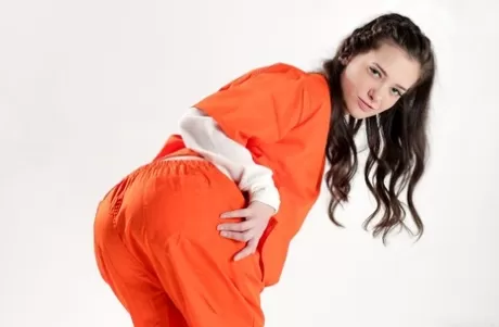 Одинокая девушка Джиа Пейдж сбрасывает свою тюремную одежду, чтобы раздеться догола картинка 3