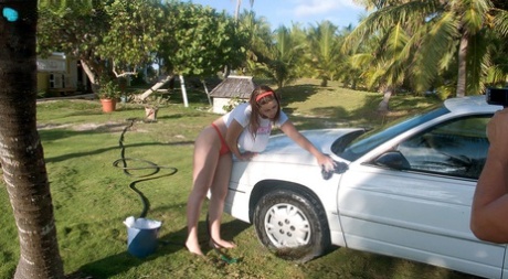 Горячие милф-женщины снимают бикини, обнажая большие сиськи на пляже картинка 8