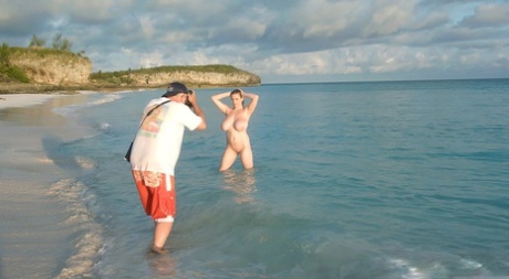 Горячие милф-женщины снимают бикини, обнажая большие сиськи на пляже картинка 10