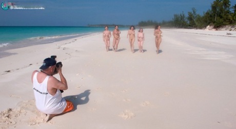 Горячие милф-женщины снимают бикини, обнажая большие сиськи на пляже картинка 13