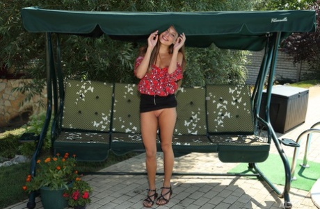 Красивая девушка Талия Минт растягивает свою киску перед тем, как Джина Герсон поиграет с ней игрушками картинка 5