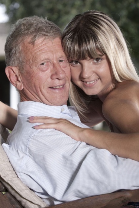 Симпатичная девочка-подросток и ее седовласый папочка обмениваются оральным сексом во дворе картинка 11