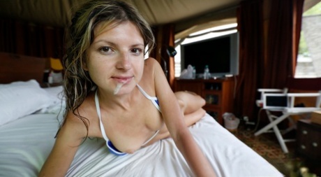 Худенькая девушка Джина Герсон заканчивает секс от первого лица спермой на подбородке картинка 12