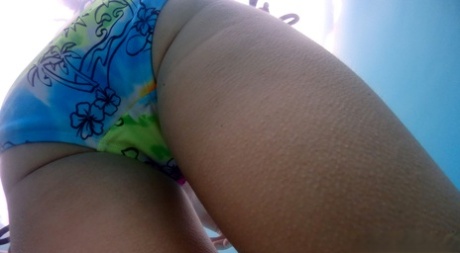 Миниатюрная молоденькая Джина Герсон обнажает свои маленькие сиськи в бикини у бассейна картинка 12