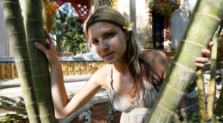 Миниатюрная девушка Джина Герсон мелькает в юбке без трусиков на ступеньках картинка 6