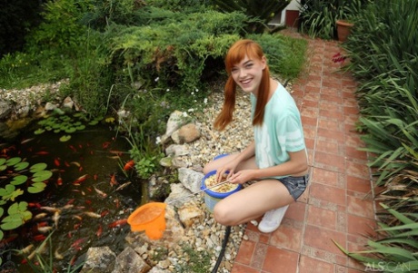 Рыжеволосая любительница Энни Аврора играет со своей киской на улице с подругой-лесбиянкой картинка 2