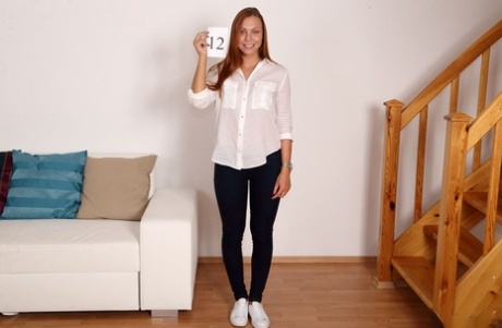 Коллекция девочек-подростков, стоящих в своей одежде или нижнем белье картинка 12