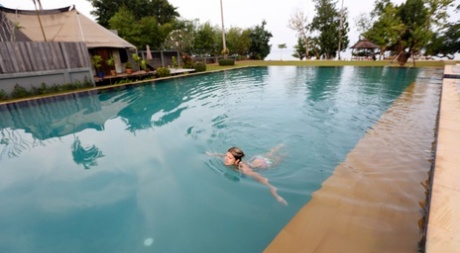 Миниатюрная молоденькая Джина Герсон обнажает свои маленькие сиськи в бикини у бассейна картинка 9