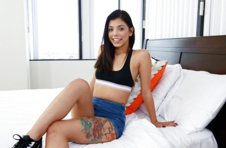 Брюнетка Джина Валентина снимает шорты, чтобы подрочить киску картинка 4