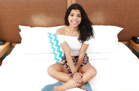 Молоденькая брюнетка-латиноамериканка Джина Валентина дрочит бритую пизду крупным планом картинка 2