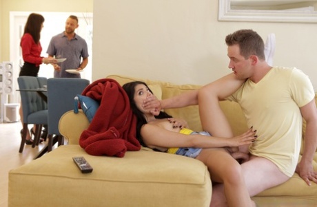 Бразильская кукла Джина Валентина получает сперму в рот от своего похотливого сводного брата картинка 14