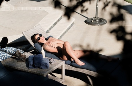 Горячая брюнетка Джина Валентина мастурбирует перед жестким сексом с Би-би-си картинка 5