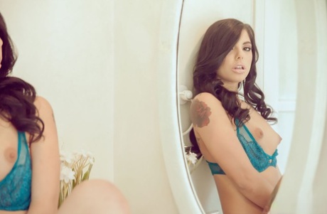 Молодая латиноамериканка Джина Валентина освобождает свою розовую киску от чувственного нижнего белья картинка 6