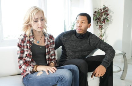 Горячая блондинка шлюха Хейли Рид сосет Би-би-си для лица после того, как сделала это раком картинка 2