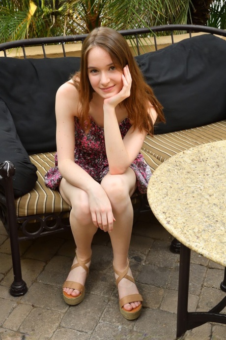 Белая неопытная Хейзел снимает милые трусики, чтобы закончить раздеваться картинка 3