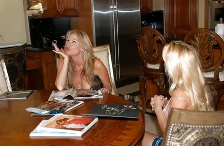 В сцене группового секса втроем присутствует милфа с большими сиськами Холли Хэлстон картинка 2