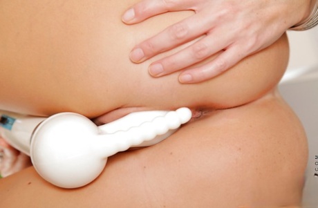 Похотливая красотка Индия Саммер раздевается и мастурбирует свою пизду вибратором картинка 12