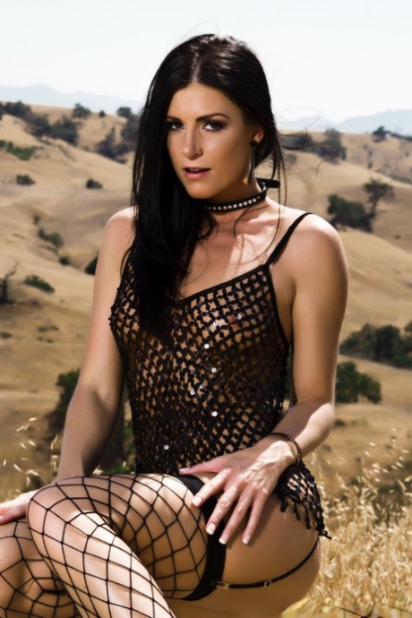 Горячая брюнетка Индия Саммер раздевается догола на вершине холма в рыболовных сетках и на каблуках картинка 3