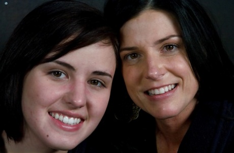 Жесткий принудительный лесбийский секс с Индией Саммер и Брук Ли Адамс картинка 13