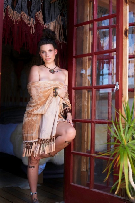 Молодая и грудастая брюнетка Индика Флауэр раздевается догола в сельской местности картинка 20