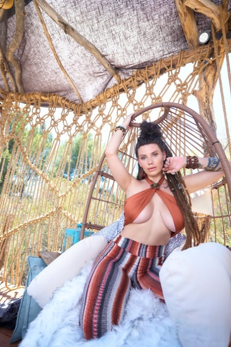 Молодая и грудастая брюнетка Индика Флауэр раздевается догола в сельской местности картинка 9