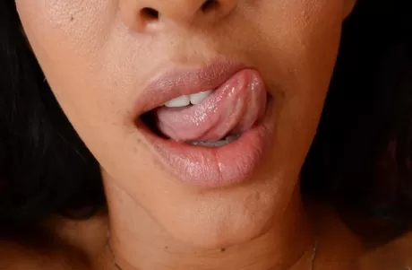 Самая популярная латиноамериканка Айсис Лав позирует на высоких каблуках и в джинсовых шортах картинка 7