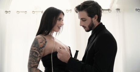 Соблазнительная Айви Лебель, одетая в облегающее черное мини-платье и бритву картинка 4