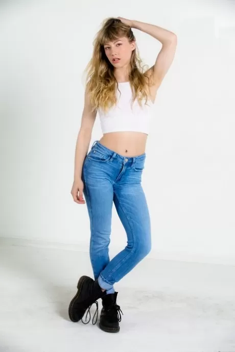 Сексуальная молоденькая Айви Вулф качает своей красивой попкой после выступления со стриптизом картинка 1