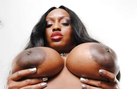 Негритянка Джада Файр (Jada Fire) наслаждается тем, что раздвигает свои ножки и ласкает большие сиськи картинка 9