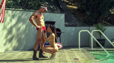 Молоденькая азиатка Джейд Куш истекает спермой из своей пизды после жесткого траха у бассейна картинка 3