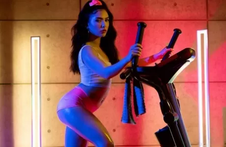 Модель с разворота Джейн Уайлд выставляет напоказ свою шикарную задницу, делая кардиотренировку картинка 2