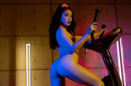 Модель с разворота Джейн Уайлд выставляет напоказ свою шикарную задницу, делая кардиотренировку картинка 12