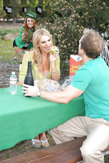 В сцене траха в жопу присутствует милфовая красотка с большими сиськами Джанет Мейсон картинка 2