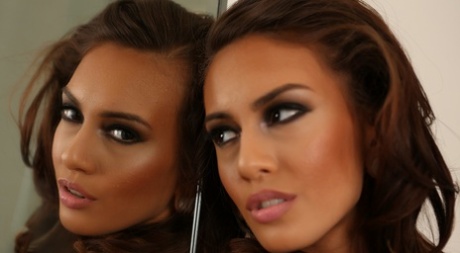 Великолепная брюнетка Джейни Гриффит сбрасывает шорты, чтобы выставить напоказ свою худенькую киску картинка 12