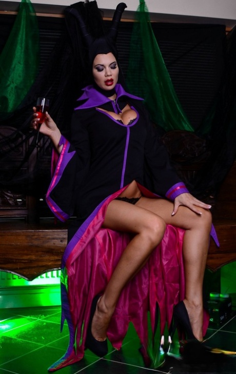 Британская модель Жасмин Дже ласкает свою проколотую киску в одежде для косплея картинка 2