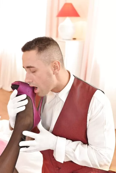 Самая популярная негритянская мамаша Жасмин Уэбб (Jasmine Webb) прекрасно смотрится в нейлоновых чулках и на каблуках картинка 4