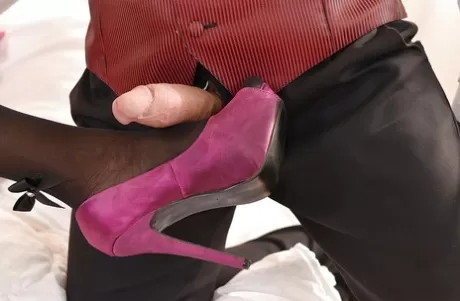 Самая популярная негритянская мамаша Жасмин Уэбб (Jasmine Webb) прекрасно смотрится в нейлоновых чулках и на каблуках картинка 2