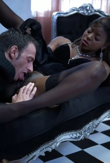 Негритянская мамаша Жасмин Уэбб (Jasmine Webb) вылизывает свою киску и трахается с белым парнем картинка 6