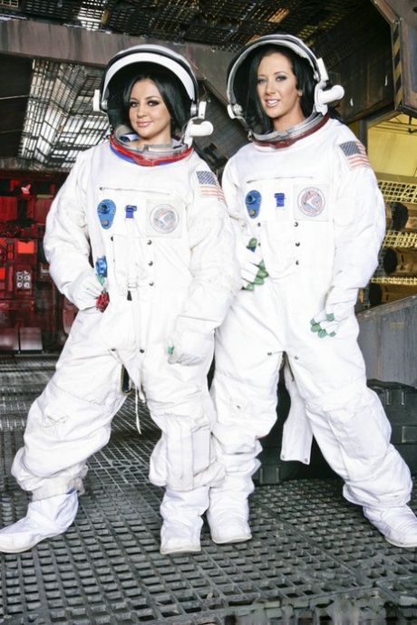 Джейден Джеймс и Одри Битони позируют в униформе, чтобы раздеть их картинка 2