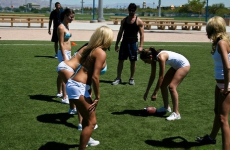 Горячая красотка Джейден Джеймс с огромными сиськами растягивает свою пизду картинка 3