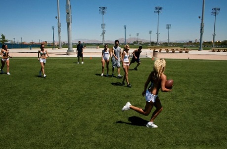 Горячая красотка Джейден Джеймс с огромными сиськами растягивает свою пизду картинка 5