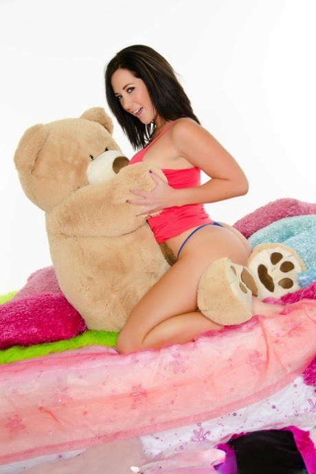 Брюнетка соло-модель Джейден Джеймс обнажает свои большие сиськи и задницу перед плюшевой игрушкой картинка 6