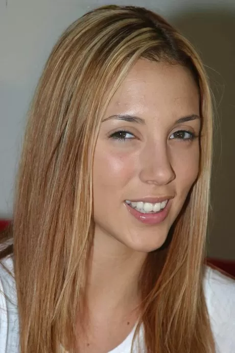 Неопытная Елена обнажает свои большие сиськи, прежде чем показать свою пизду картинка 1