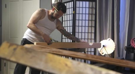 Брюнетку Дженнифер Уайт связывает и трахает ее арендатор-садист картинка 3