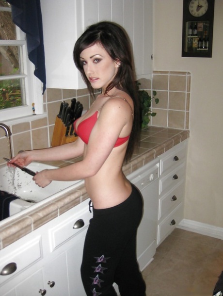 Любительская молоденькая красотка Дженнифер Уайт показывает свои большие сиськи и киску картинка 4