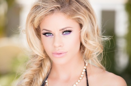 Потрясающая Джесса Роудс снимает свое бикини, чтобы трахнуться раком у бассейна картинка 5